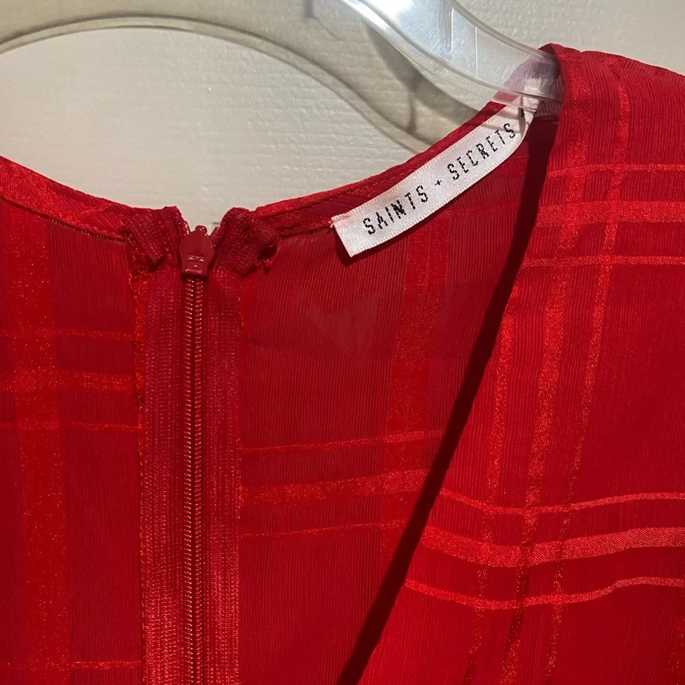Elegant Red V-Neck Romper - Picture 5 of 6